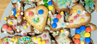 Gina beim Backen mit ihren Kindern